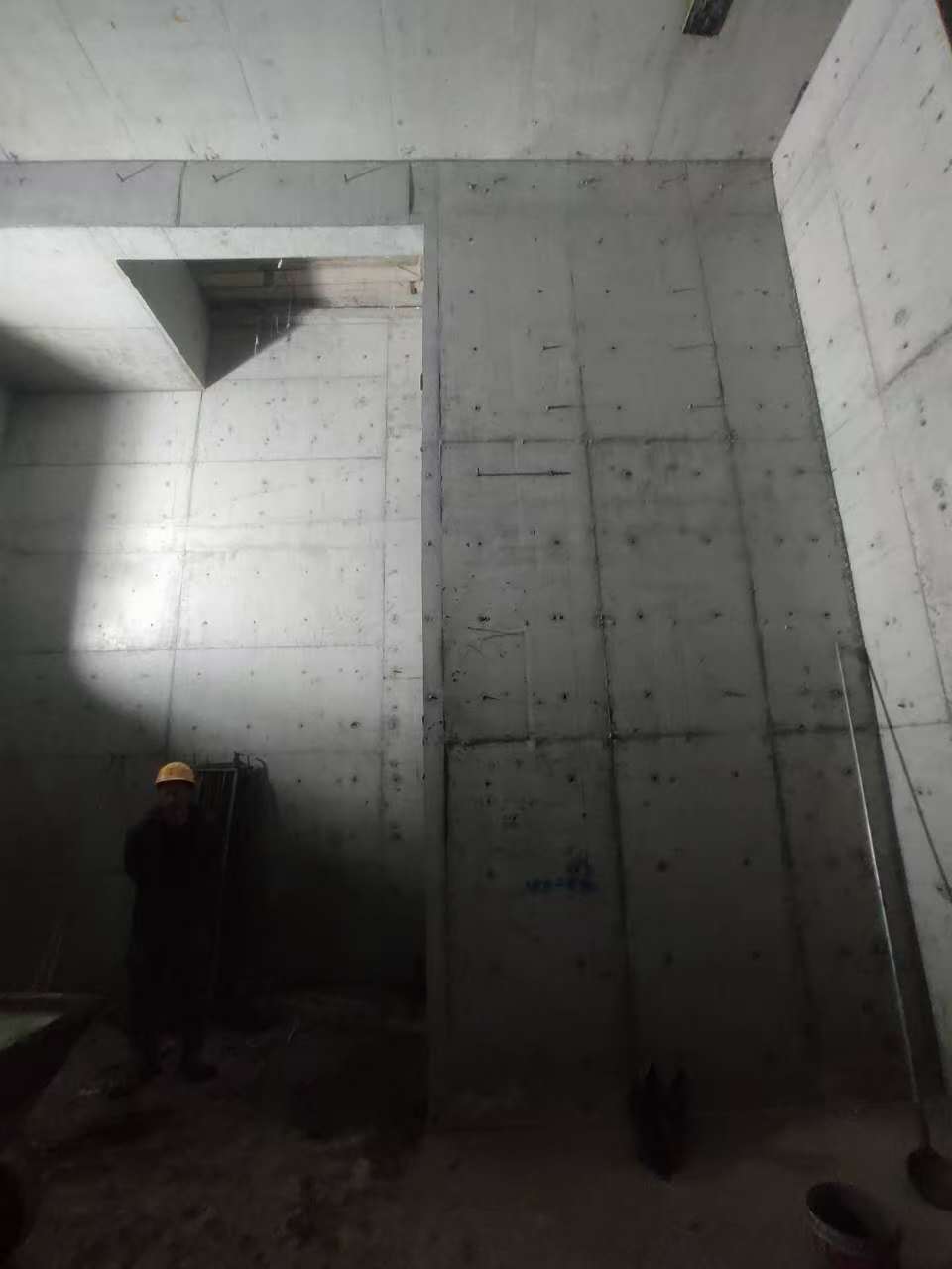 泸定墙上开槽钢筋断了有影响吗